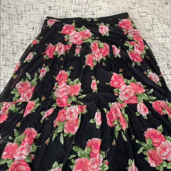 Mid-length floral overlay skirt - Picture 3 of 4